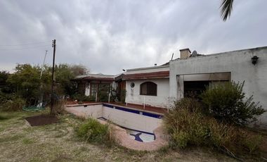 SE VENDE AMPLIA CASA CON PATIO Y GALPONES