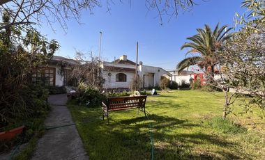 SE VENDE AMPLIA CASA CON PATIO Y GALPONES