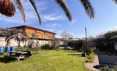 SE VENDE AMPLIA CASA CON PATIO Y GALPONES