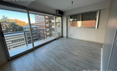Departamento - Alquiler -  Olivos - 3 ambientes  con dependencia  -  amplio 120 mts y cochera