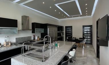 ¡En Renta Espectacular Residencia en Fuentes del Pedregal!