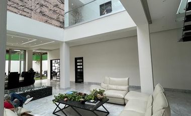 ¡En Renta Espectacular Residencia en Fuentes del Pedregal!