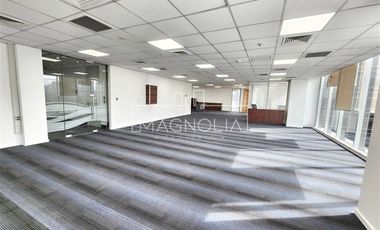 Oficina en Arriendo en A pasos del Metro Manquehue, Futura línea 7 del Metro, excelente conectiviad