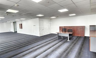 Oficina en Arriendo en A pasos del Metro Manquehue, Futura línea 7 del Metro, excelente conectiviad