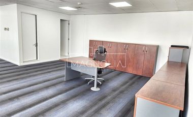 Oficina en Arriendo en A pasos del Metro Manquehue, Futura línea 7 del Metro, excelente conectiviad