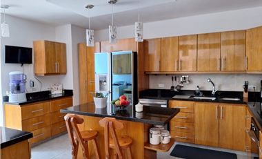 Vendo amplia casa 256 metros en el Poblado Cola del Zorro