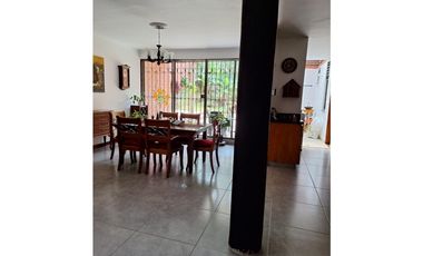 Vendo amplia casa 256 metros en el Poblado Cola del Zorro