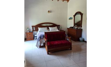 Vendo amplia casa 256 metros en el Poblado Cola del Zorro
