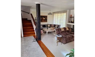 Vendo amplia casa 256 metros en el Poblado Cola del Zorro