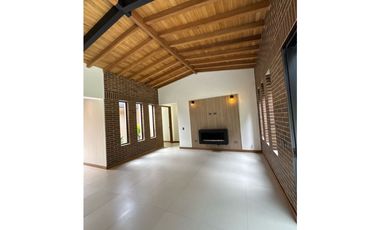 Hermosa casa campestre nueva enParcelacion vía La Ceja- San Antonio
