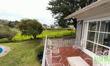 Chalet en venta en Sierra de los Padres. Lindero al Golf. Apto crédito.