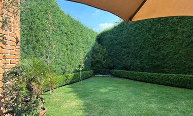 AMPLIA Y MUY ILUMINADA CASA CON JARDIN PRIVADO