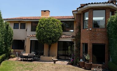 AMPLIA Y MUY ILUMINADA CASA CON JARDIN PRIVADO