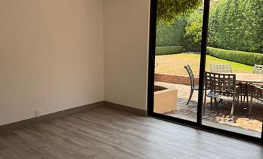 AMPLIA Y MUY ILUMINADA CASA CON JARDIN PRIVADO