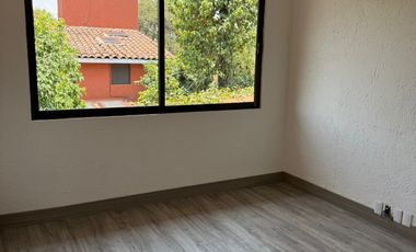 AMPLIA Y MUY ILUMINADA CASA CON JARDIN PRIVADO