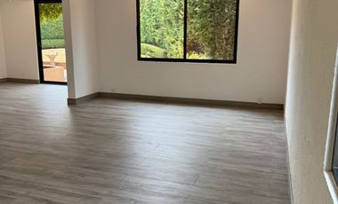 AMPLIA Y MUY ILUMINADA CASA CON JARDIN PRIVADO