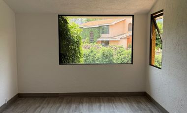 AMPLIA Y MUY ILUMINADA CASA CON JARDIN PRIVADO