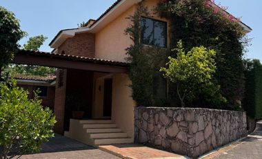 AMPLIA Y MUY ILUMINADA CASA CON JARDIN PRIVADO