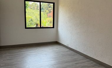 AMPLIA Y MUY ILUMINADA CASA CON JARDIN PRIVADO