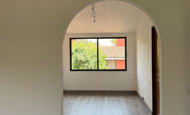 AMPLIA Y MUY ILUMINADA CASA CON JARDIN PRIVADO