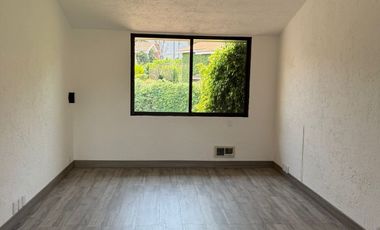 AMPLIA Y MUY ILUMINADA CASA CON JARDIN PRIVADO