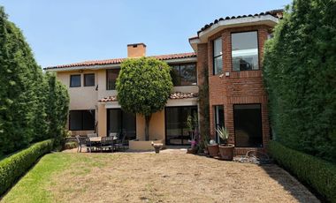 AMPLIA Y MUY ILUMINADA CASA CON JARDIN PRIVADO