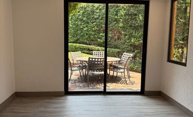 AMPLIA Y MUY ILUMINADA CASA CON JARDIN PRIVADO