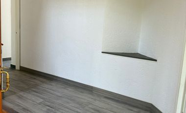 AMPLIA Y MUY ILUMINADA CASA CON JARDIN PRIVADO