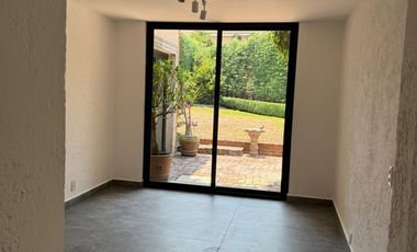 AMPLIA Y MUY ILUMINADA CASA CON JARDIN PRIVADO
