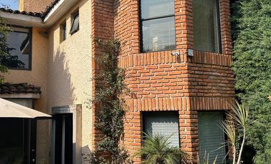 AMPLIA Y MUY ILUMINADA CASA CON JARDIN PRIVADO