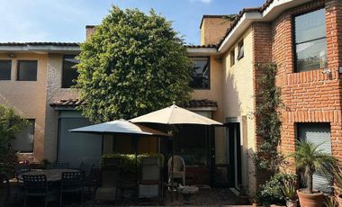 AMPLIA Y MUY ILUMINADA CASA CON JARDIN PRIVADO