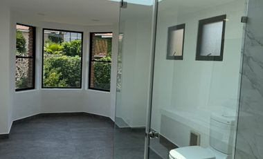 AMPLIA Y MUY ILUMINADA CASA CON JARDIN PRIVADO