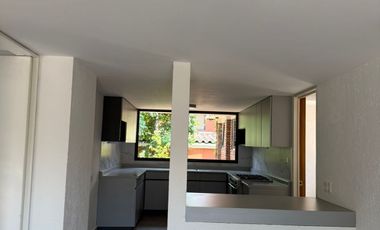 AMPLIA Y MUY ILUMINADA CASA CON JARDIN PRIVADO