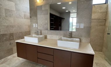 Casa en venta 4 habitaciones entrega inmediata en Tixcuytún, Mérida