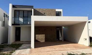 Casa en venta 4 habitaciones entrega inmediata en Tixcuytún, Mérida