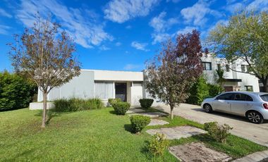 Venta Casa en una planta en barrio cerrado La Comarca