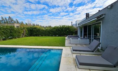 Venta Casa en una planta en barrio cerrado La Comarca