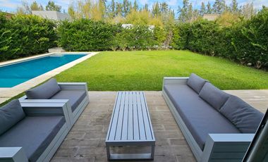 Venta Casa en una planta en barrio cerrado La Comarca