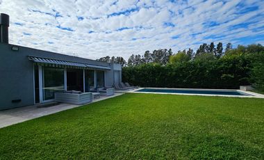 Venta Casa en una planta en barrio cerrado La Comarca