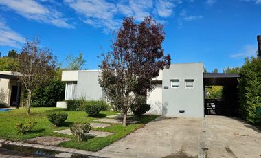 Venta Casa en una planta en barrio cerrado La Comarca
