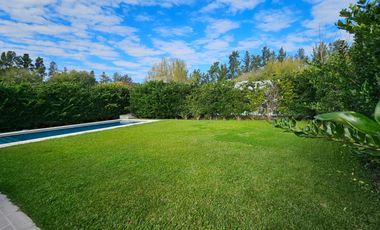 Venta Casa en una planta en barrio cerrado La Comarca