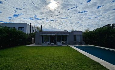 Venta Casa en una planta en barrio cerrado La Comarca