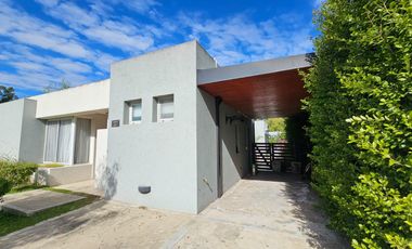 Venta Casa en una planta en barrio cerrado La Comarca