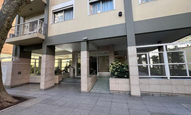 Departamento 4 amb con 2 balcones + Cochera cubierta