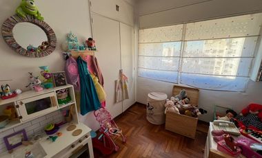 Departamento 4 amb con 2 balcones + Cochera cubierta