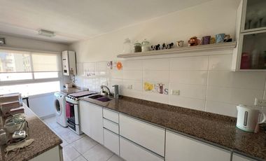 Departamento 4 amb con 2 balcones + Cochera cubierta