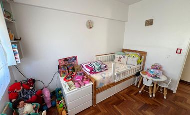 Departamento 4 amb con 2 balcones + Cochera cubierta