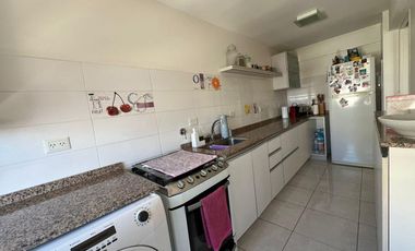 Departamento 4 amb con 2 balcones + Cochera cubierta