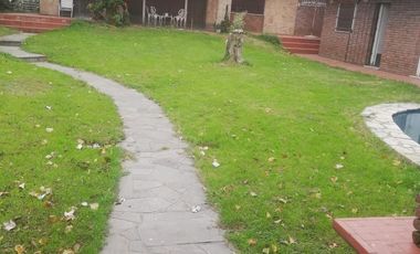 Casa 4 amb, cochera para varios vehículos, quincho, piscina y amplio jardín.