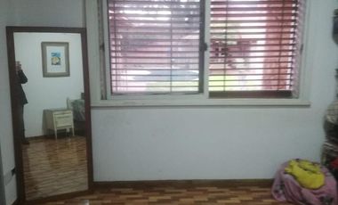 Casa 4 amb, cochera para varios vehículos, quincho, piscina y amplio jardín.